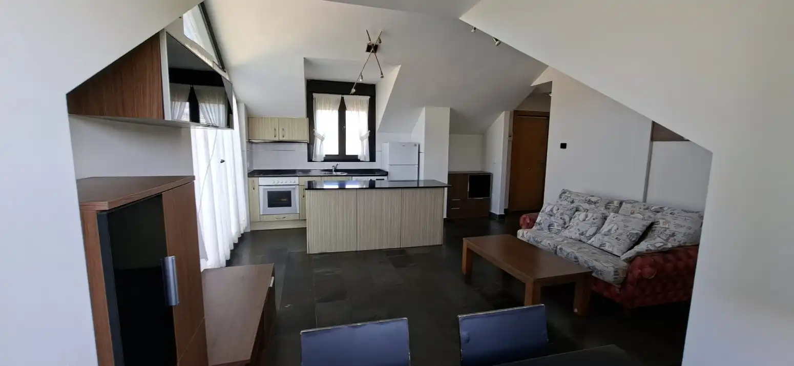 Sala d'estar de Àtic en venda en Udías amb Calefacció, Jardí privat i Terrassa