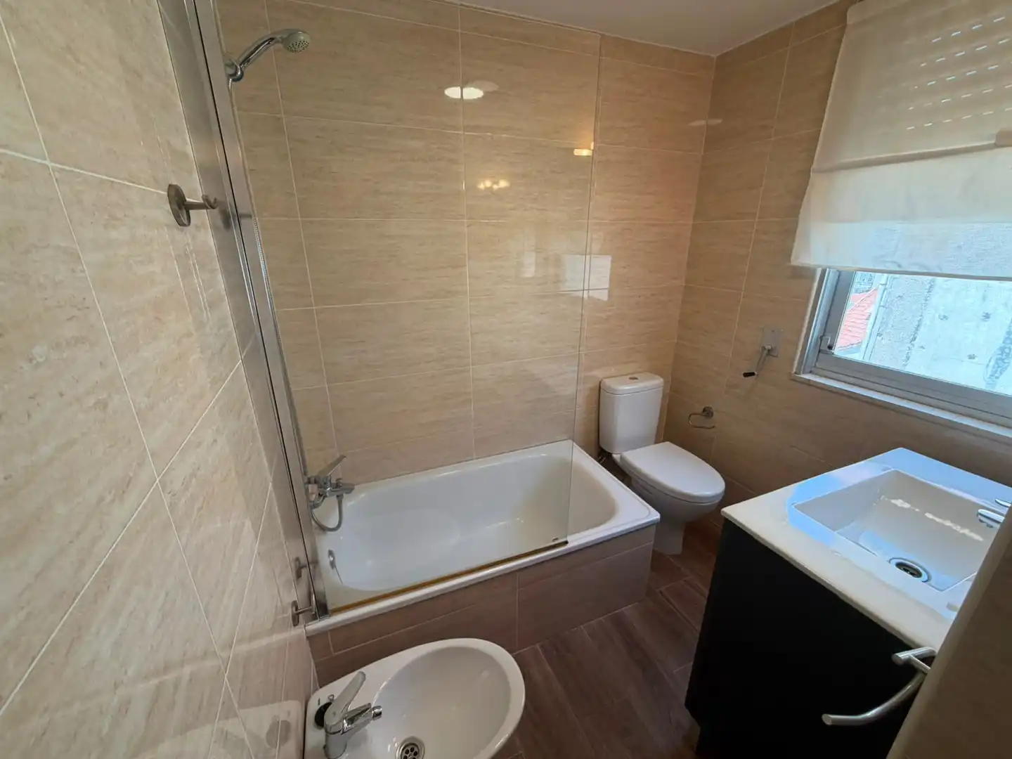 Baño de Ático de alquiler en Ferrol con Calefacción, Parquet y Terraza