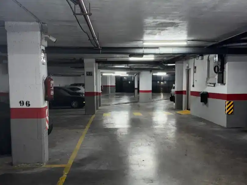 Parkplatz von Wohnungen zur Miete in Marbella mit Klimaanlage, Terrasse und Schwimmbad