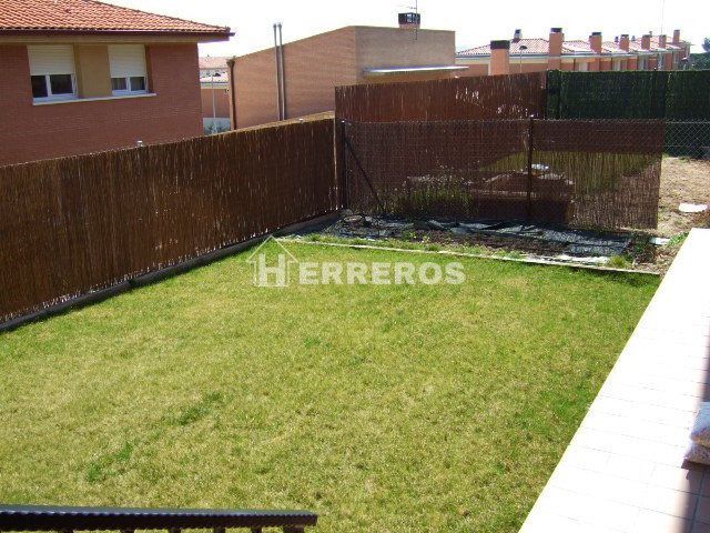 Jardí de Casa adosada en venda en Oyón-Oion amb Calefacció, Parquet i Terrassa