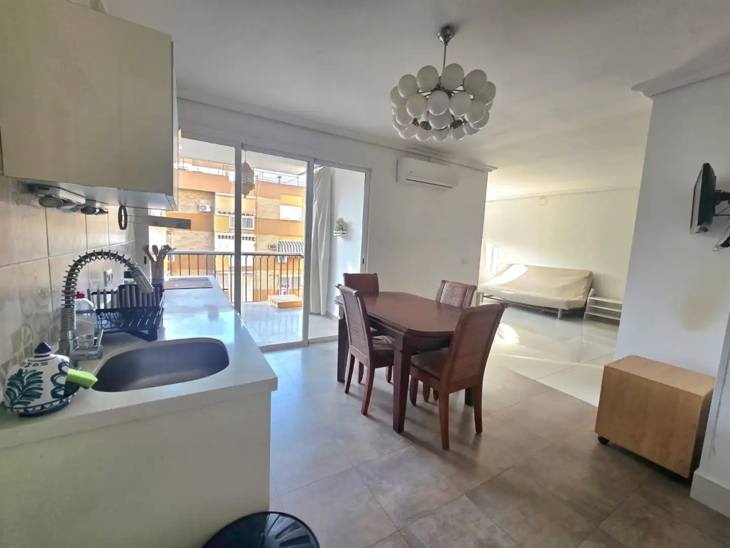 Außenansicht von Wohnung zur Miete in Sevilla mit Klimaanlage, Heizung und Terrasse