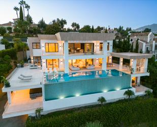 Vista exterior de Casa o xalet en venda en Estepona amb Aire condicionat, Terrassa i Piscina