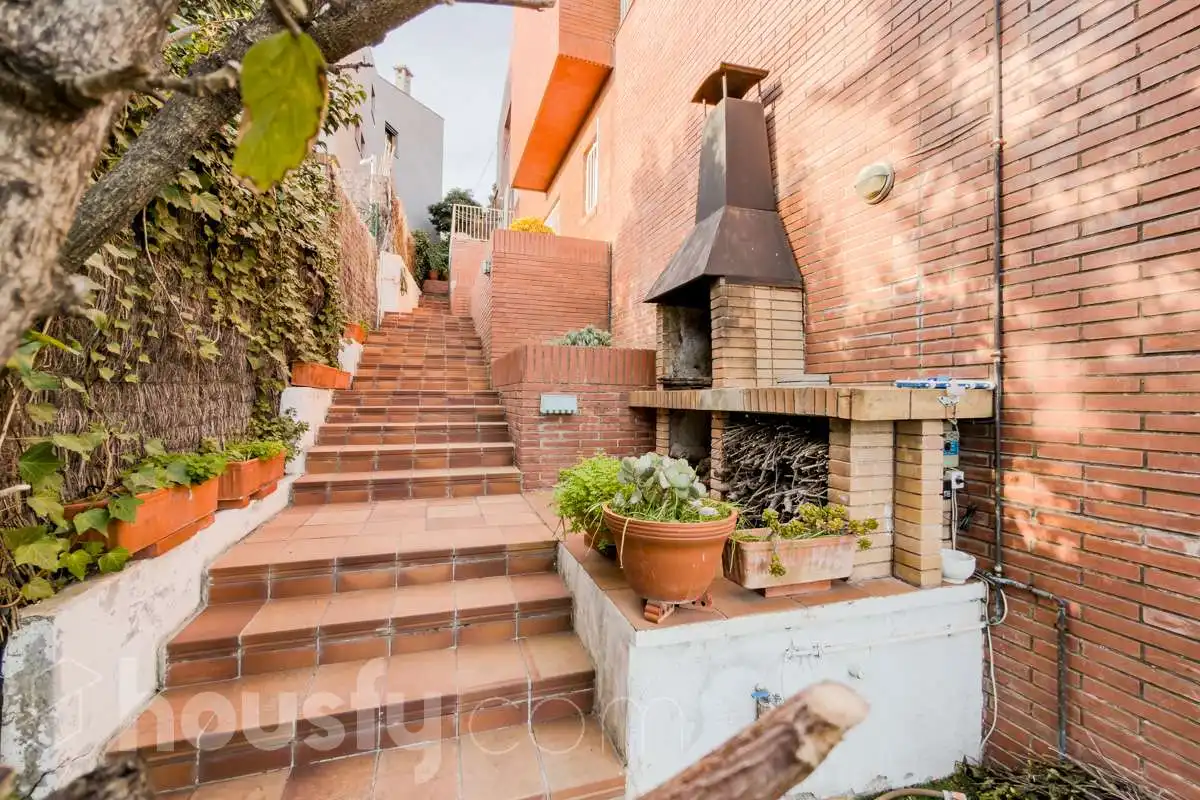 Vista exterior de Casa o xalet en venda en Barcelona amb Aire condicionat, Calefacció i Jardí privat