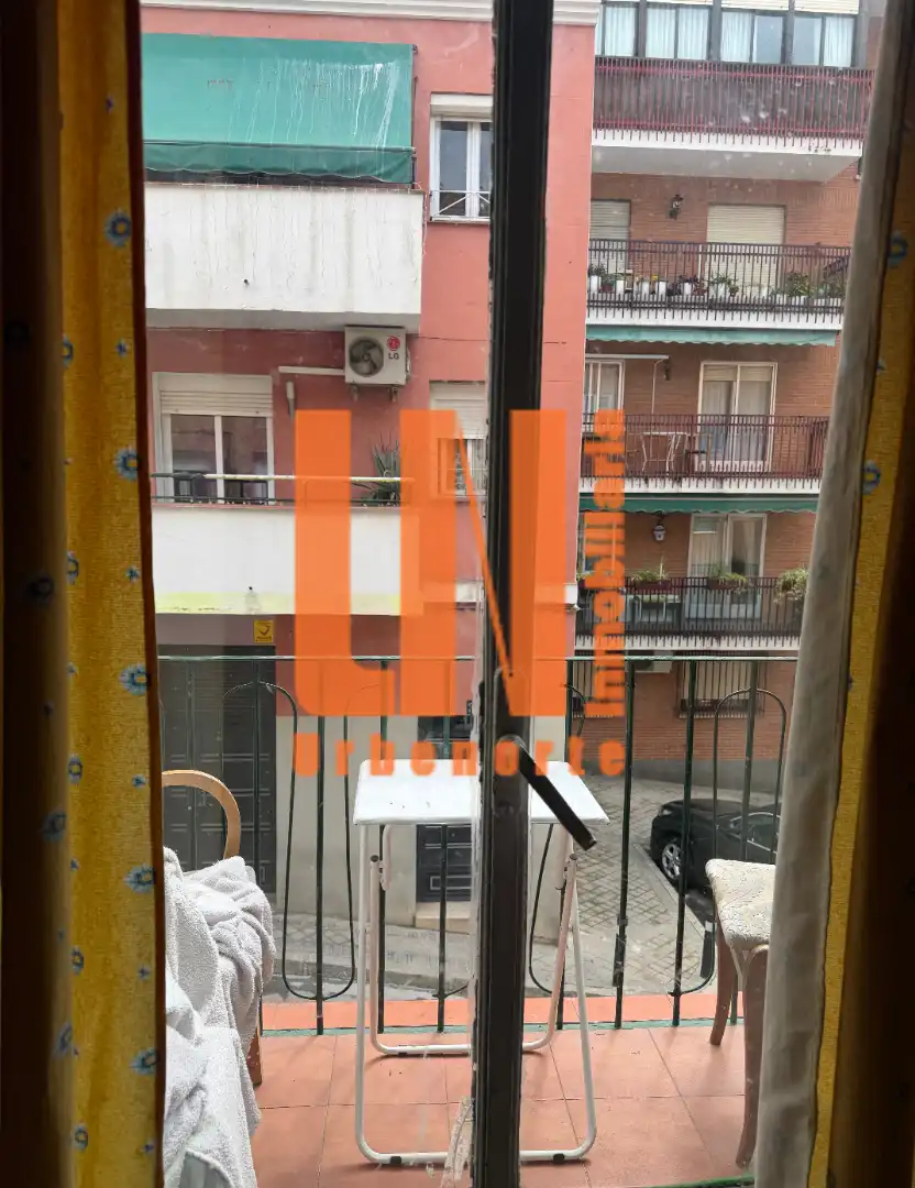 Vista exterior de Piso en venta en Madrid con Calefacción, Parquet y Balcón