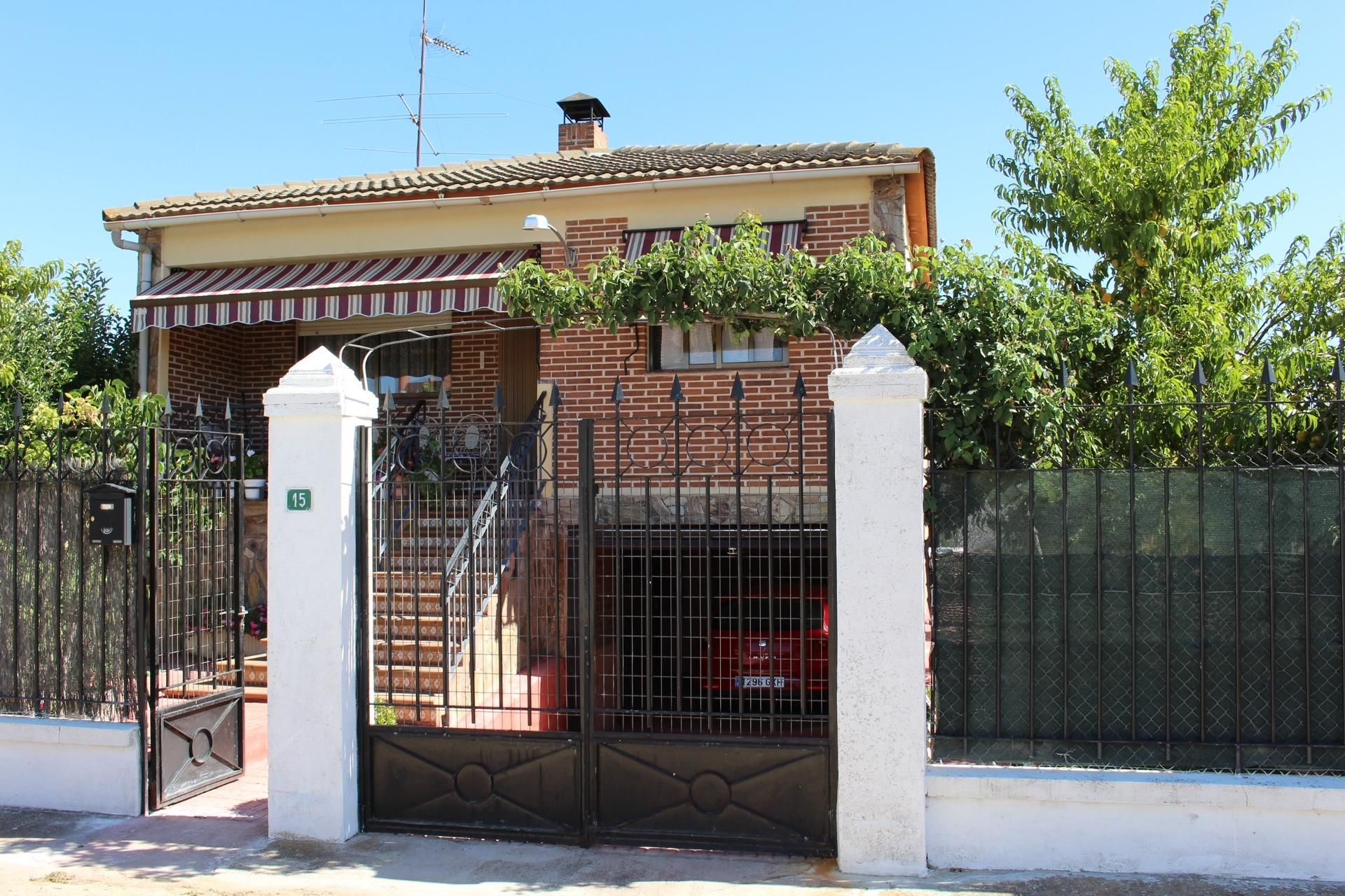 Vista exterior de Casa o xalet en venda en Laguna de Duero amb Calefacció, Jardí privat i Terrassa