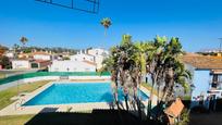 Piscina de Casa adosada en venda en Los Barrios