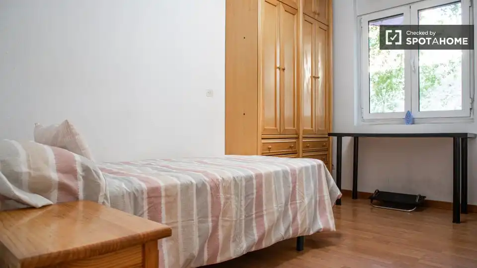 Dormitori de Pis de lloguer en Madrid amb Aire condicionat, Calefacció i Moblat