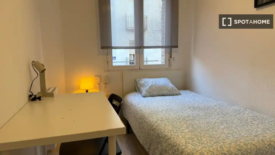 Bedroom of Flat for rent in Madrid  with Air Conditioner, Heating and Furnished