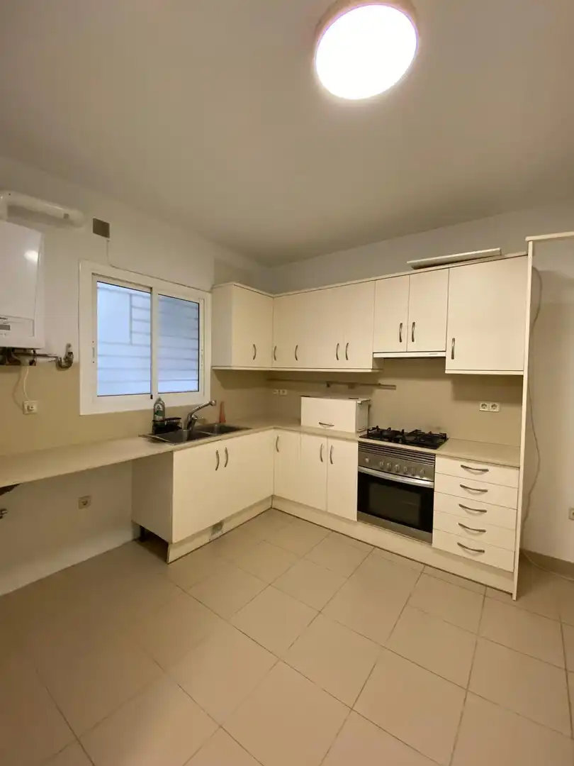 Cocina de Apartamento de alquiler en Barcelona con Aire acondicionado, Parquet y Balcón