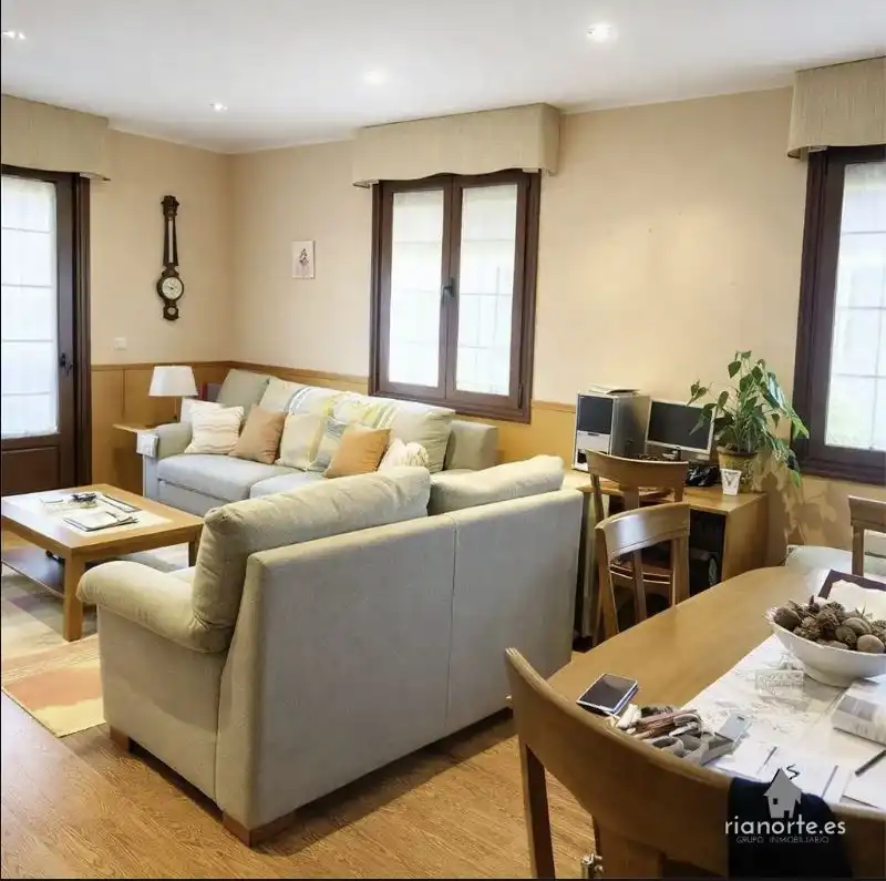 Sala d'estar de Casa o xalet en venda en Llanes amb Calefacció, Jardí privat i Terrassa
