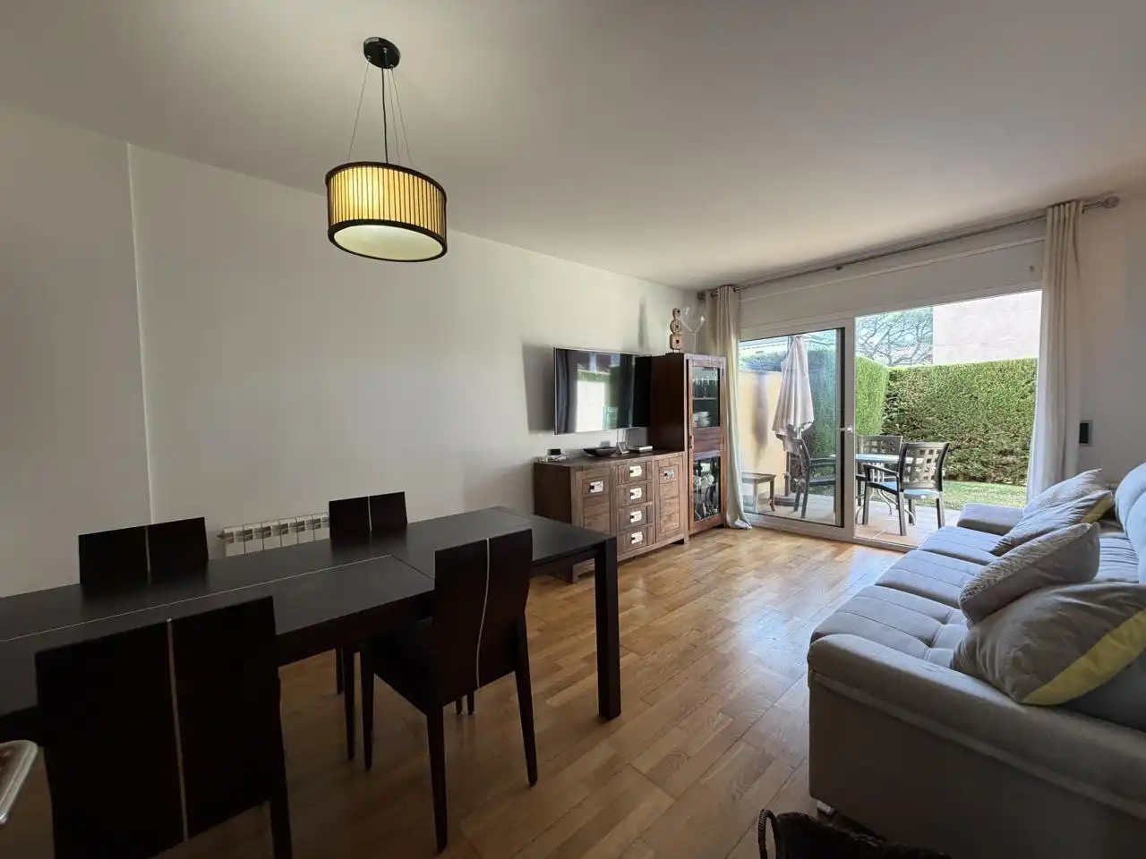 Sala de estar de Planta baja en venta en Castell d'Aro, Platja d'Aro i s'Agaró con Aire acondicionado, Terraza y Amueblado