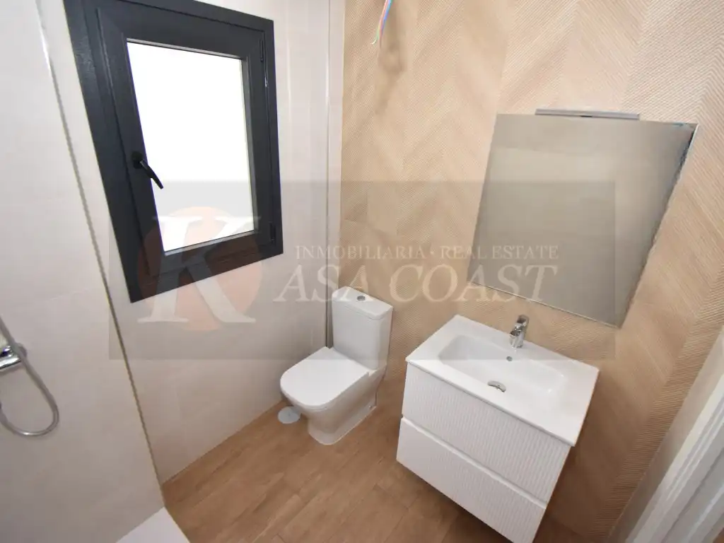 Baño de Piso en venta en Fuengirola con Aire acondicionado y Terraza