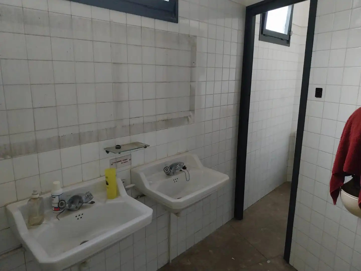 Badezimmer von Fabrikhallen zum Verkauf in Matadepera