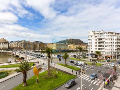 Vista exterior de Pis en venda en Donostia - San Sebastián  amb Calefacció i Balcó