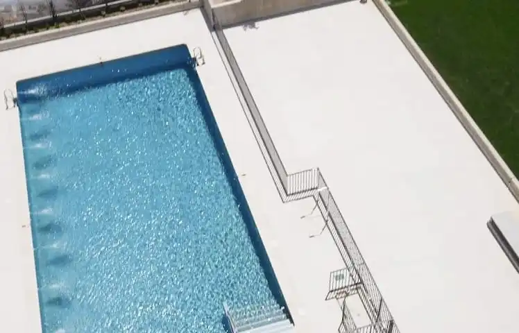 Piscina de Pis en venda en Madrid amb Aire condicionat, Calefacció i Jardí privat