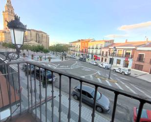Außenansicht von Wohnungen zum verkauf in Nava del Rey mit Terrasse und Balkon