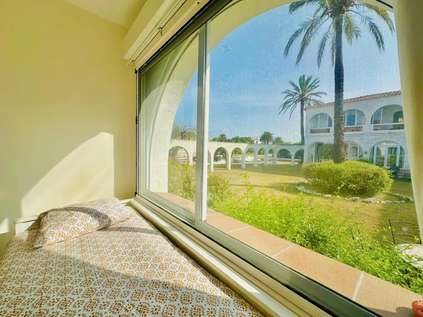 Dormitori de Apartament en venda en Empuriabrava amb Aire condicionat, Jardí privat i Moblat