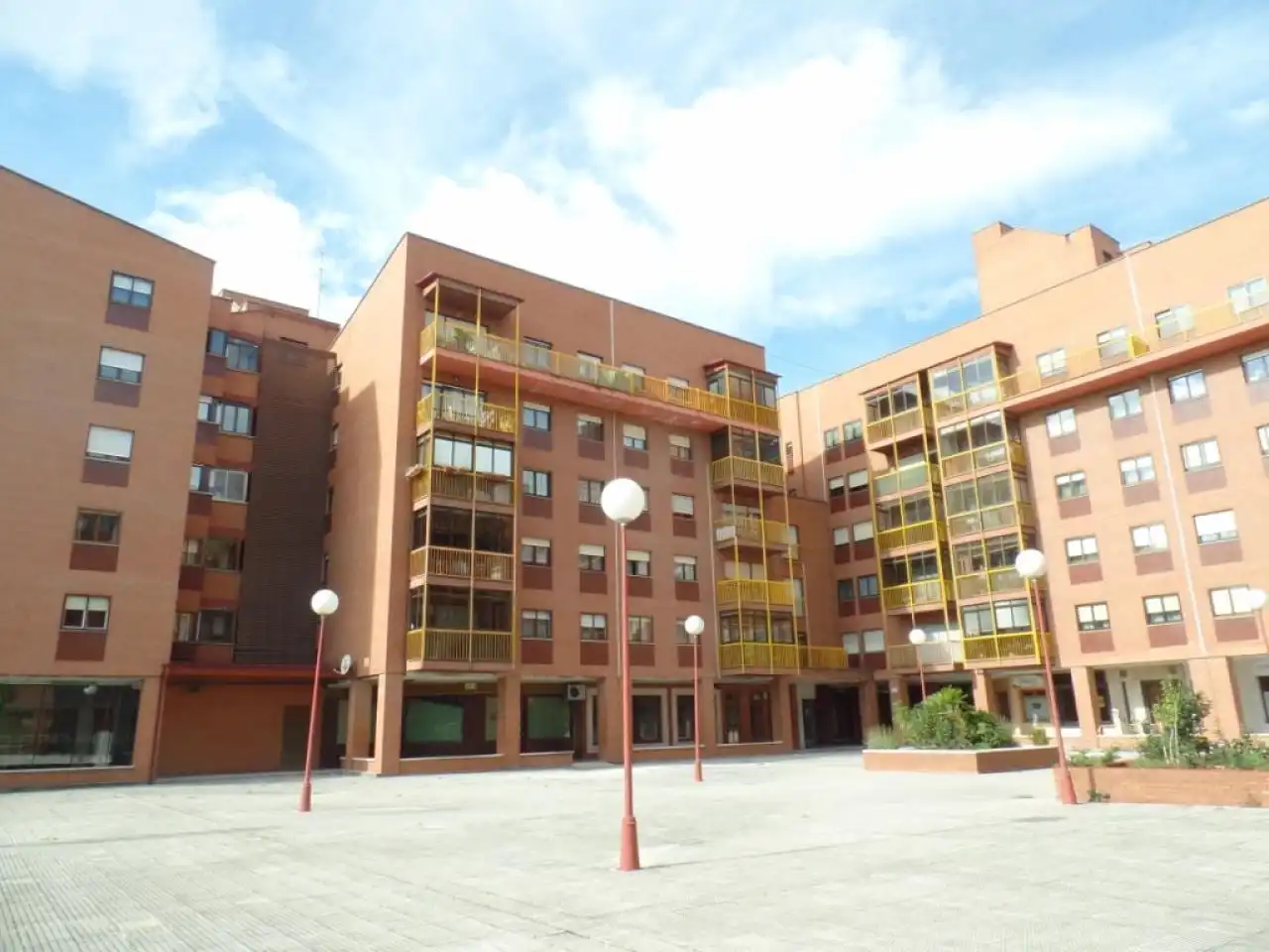 Vista exterior de Local de lloguer en León Capital 