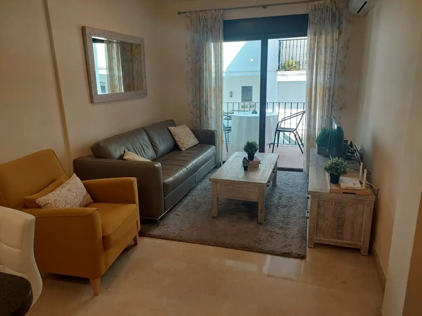 Wohnzimmer von Maisonette zum Verkauf in Benahavís mit Klimaanlage, Terrasse und Möbliert