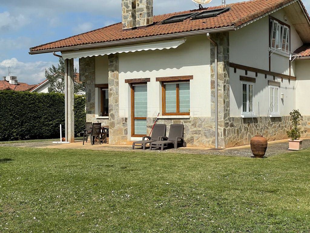 Exterior view of House or chalet for sale in La Puebla de Arganzón   with Heating, Private garden and Parquet flooring