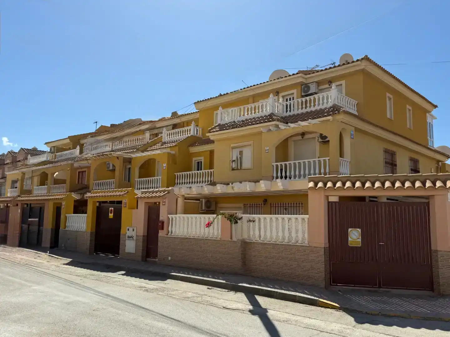 Vista exterior de Casa adosada en venda en Mazarrón amb Moblat i Balcó