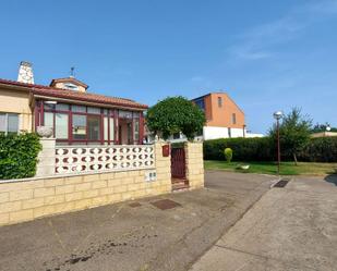 Vista exterior de Casa o xalet en venda en Villasabariego amb Terrassa, Traster i Moblat