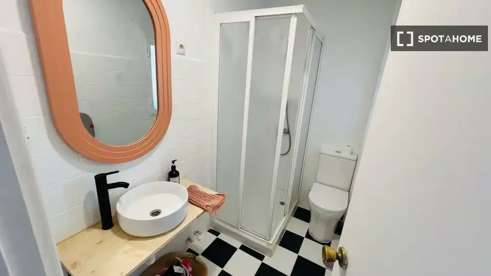 Bathroom of Flat for rent in Madrid  with Air Conditioner, Heating and Furnished