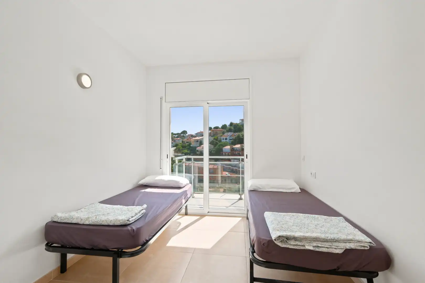 Schlafzimmer von Einfamilien-Reihenhaus zum Verkauf in Santa Susanna mit Klimaanlage, Privatgarten und Terrasse