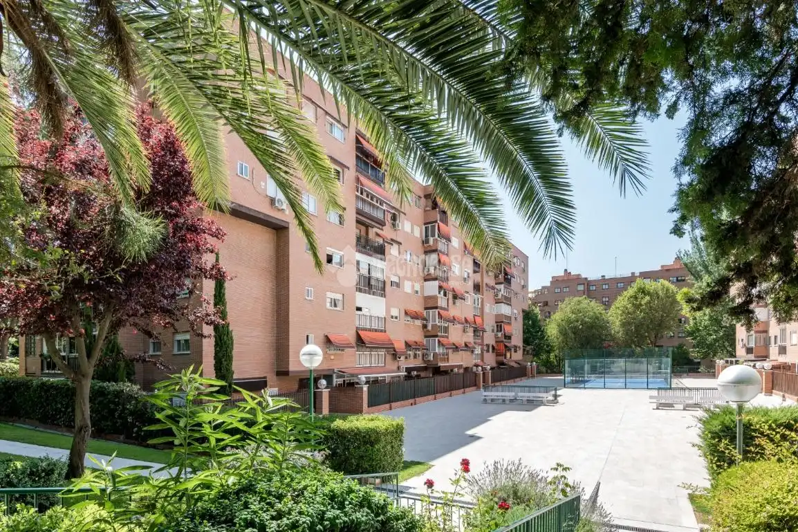 Vista exterior de Pis en venda en Madrid amb Calefacció, Parquet i Moblat
