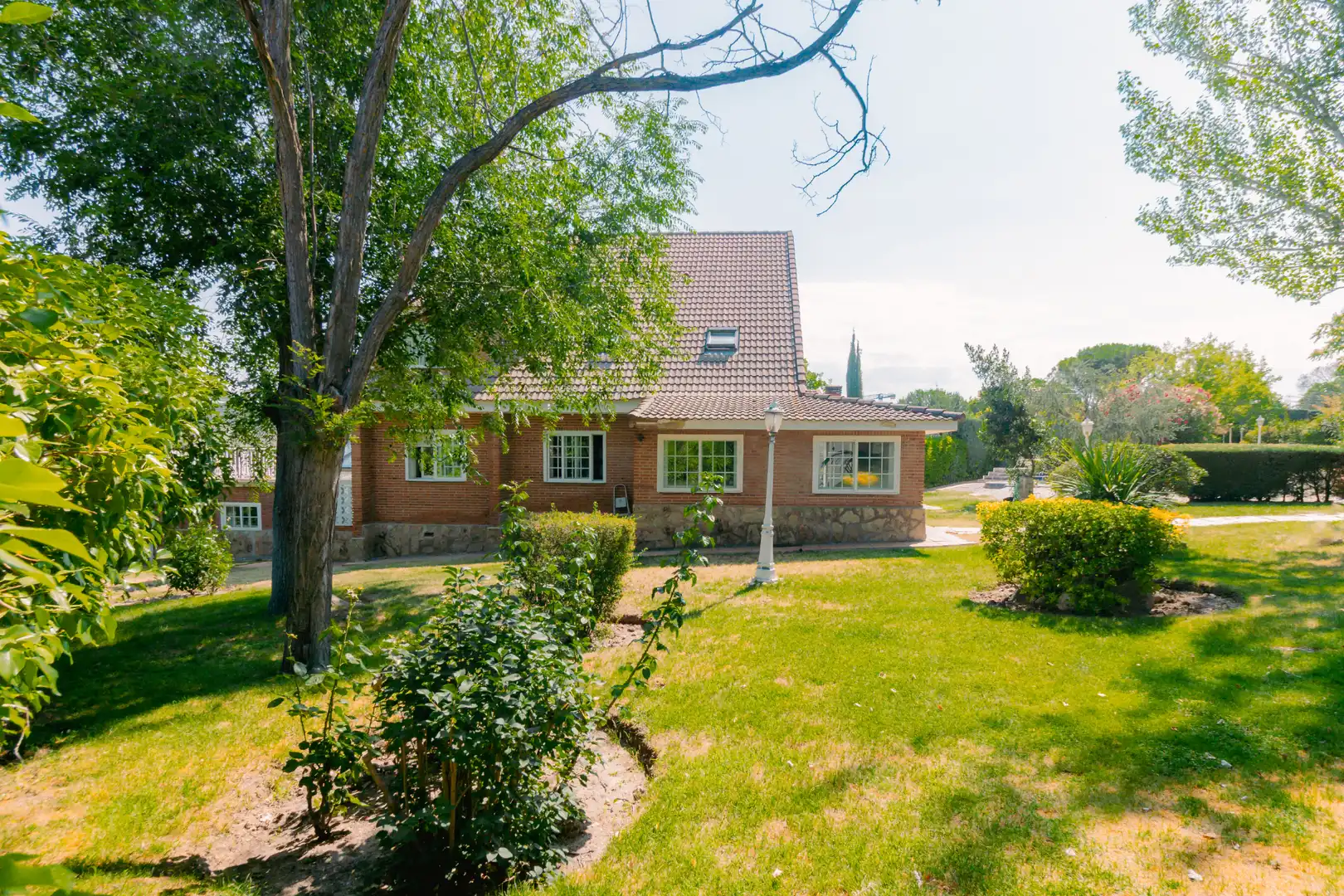 Vista exterior de Casa o xalet en venda en Las Rozas de Madrid amb Calefacció, Jardí privat i Parquet