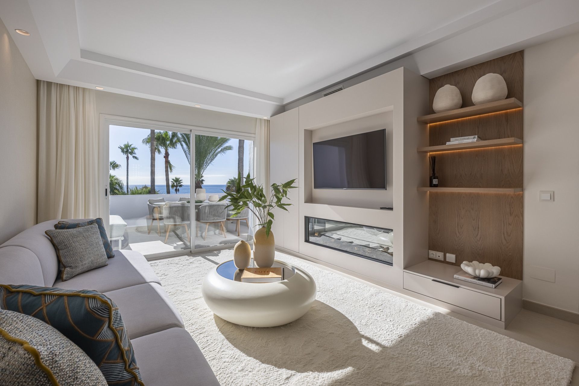 Sala d'estar de Apartament en venda en Estepona amb Aire condicionat, Terrassa i Piscina