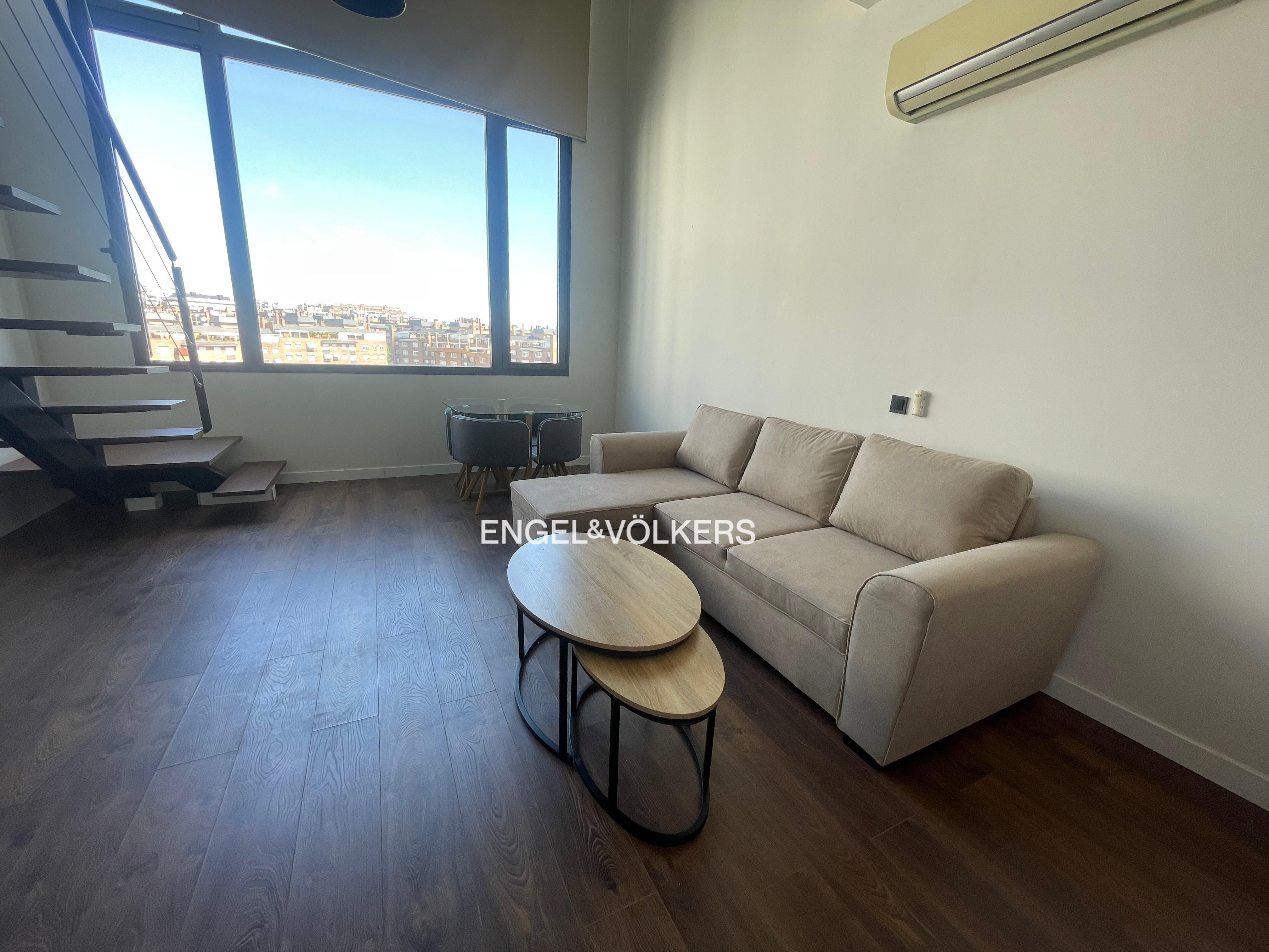 Sala d'estar de Dúplex de lloguer en San Sebastián de los Reyes amb Aire condicionat, Calefacció i Piscina