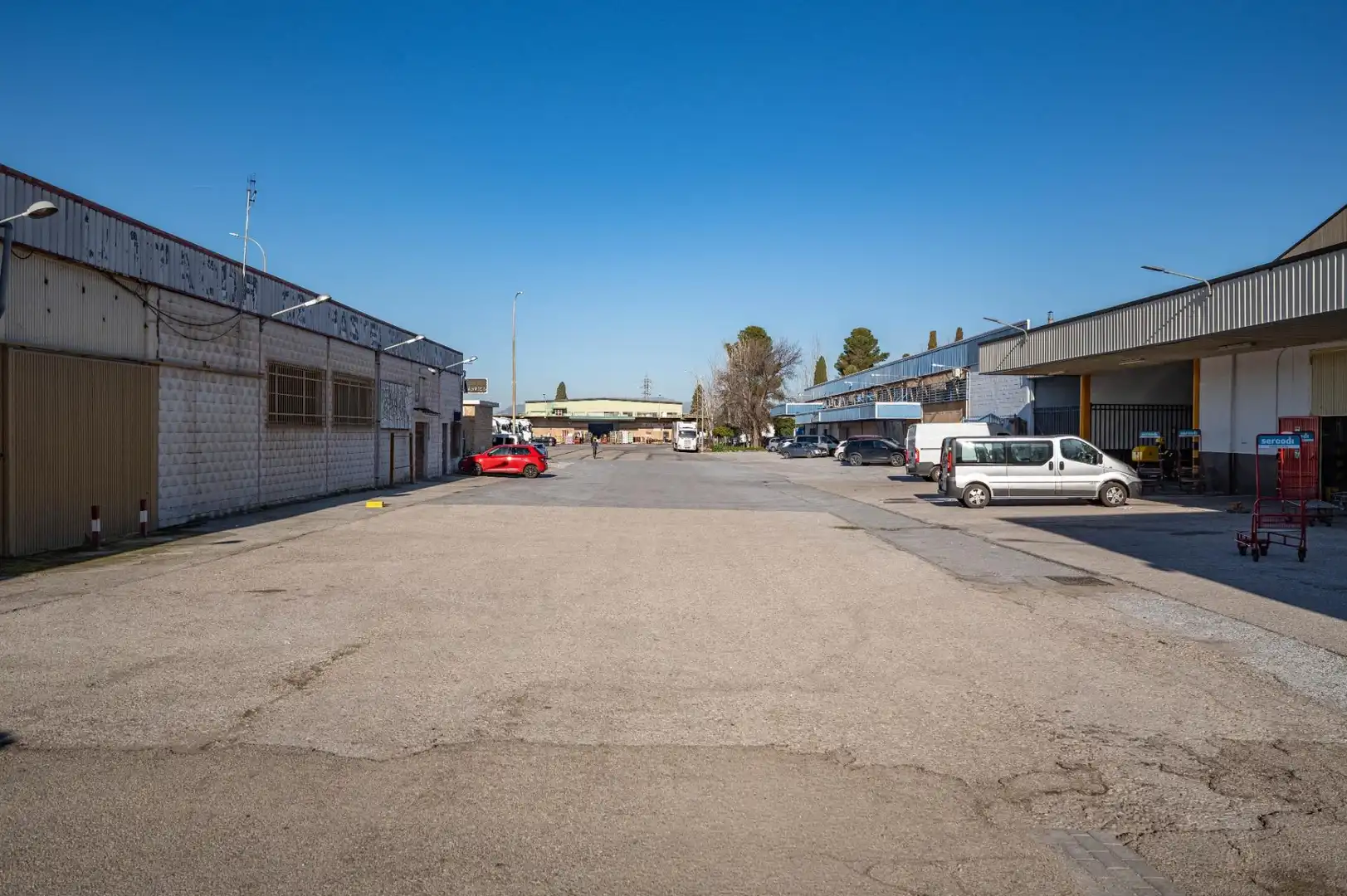 Außenansicht von Fabrikhallen zum Verkauf in Granada