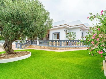 Detached house with pool for sale in Sa Torre