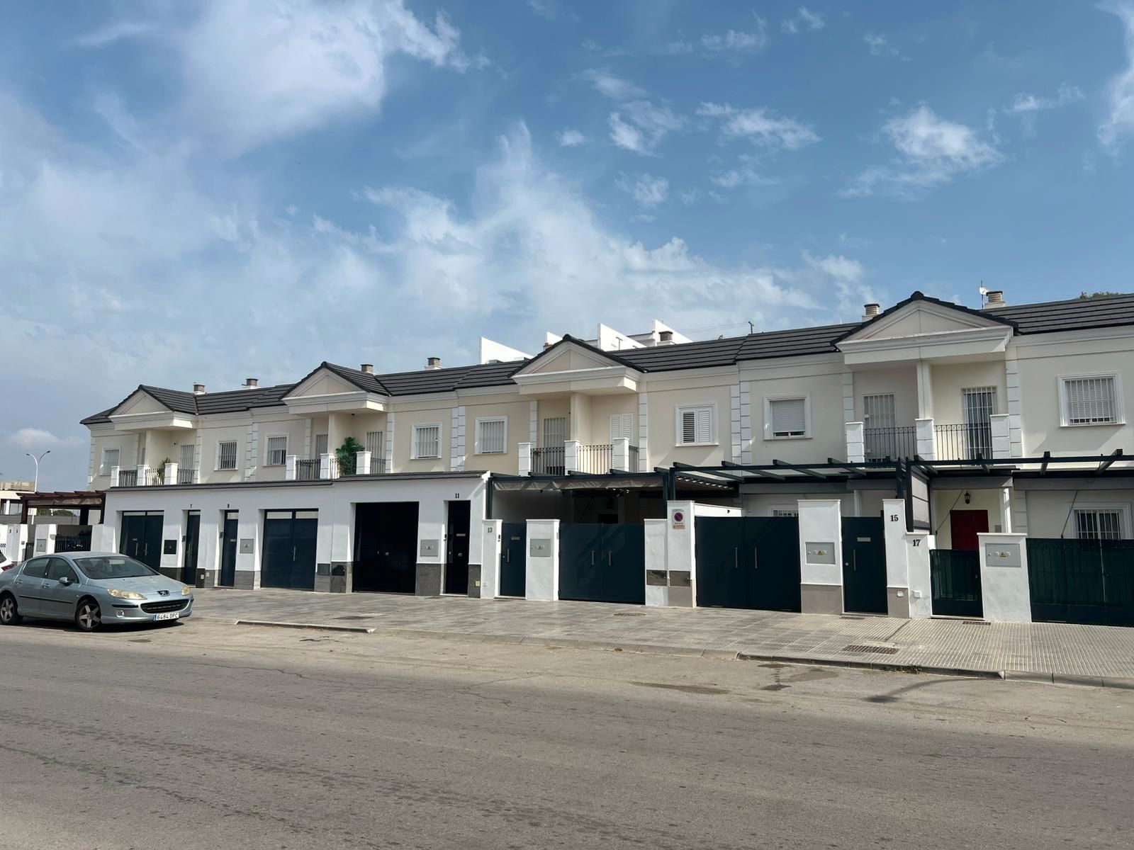 Vista exterior de Casa adosada en venda en Los Palacios y Villafranca amb Aire condicionat i Moblat
