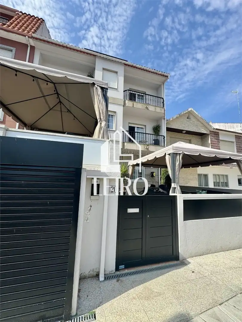 Vista exterior de Casa adosada en venda en Sanxenxo amb Calefacció, Terrassa i Moblat