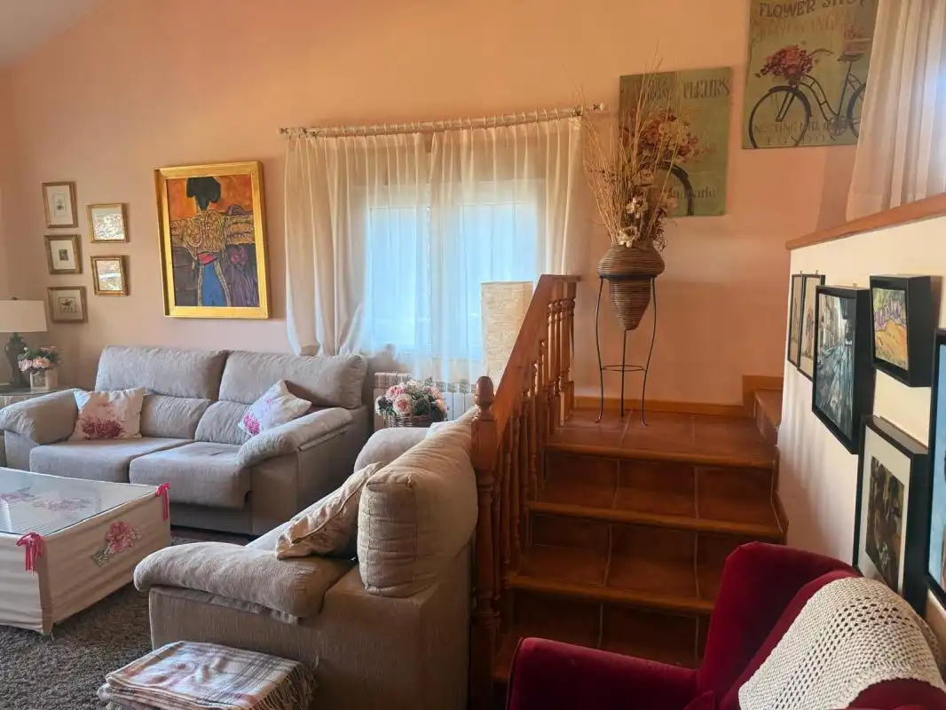 Sala d'estar de Finca rústica en venda en El Espinar amb Calefacció, Jardí privat i Terrassa