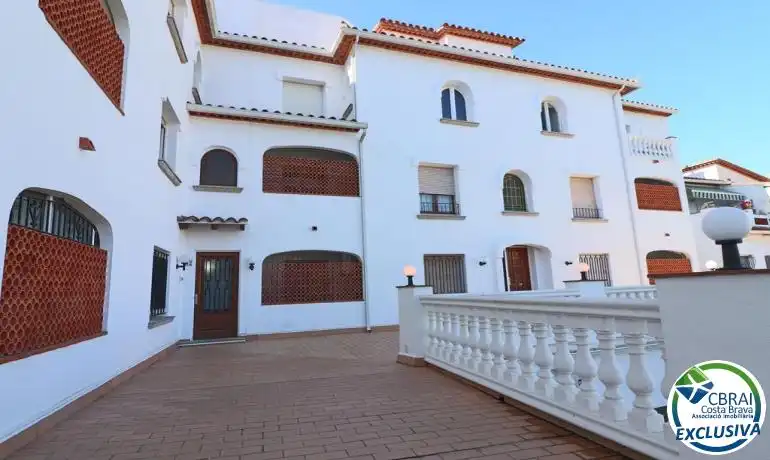 Vista exterior de Apartamento en venta en Empuriabrava con Calefacción, Jardín privado y Piscina comunitaria