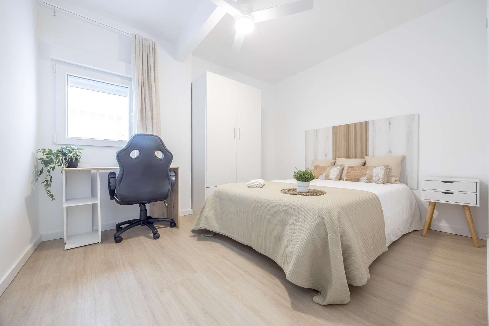 Bedroom of Flat to share in  Valencia Capital  with Air Conditioner and Terrace