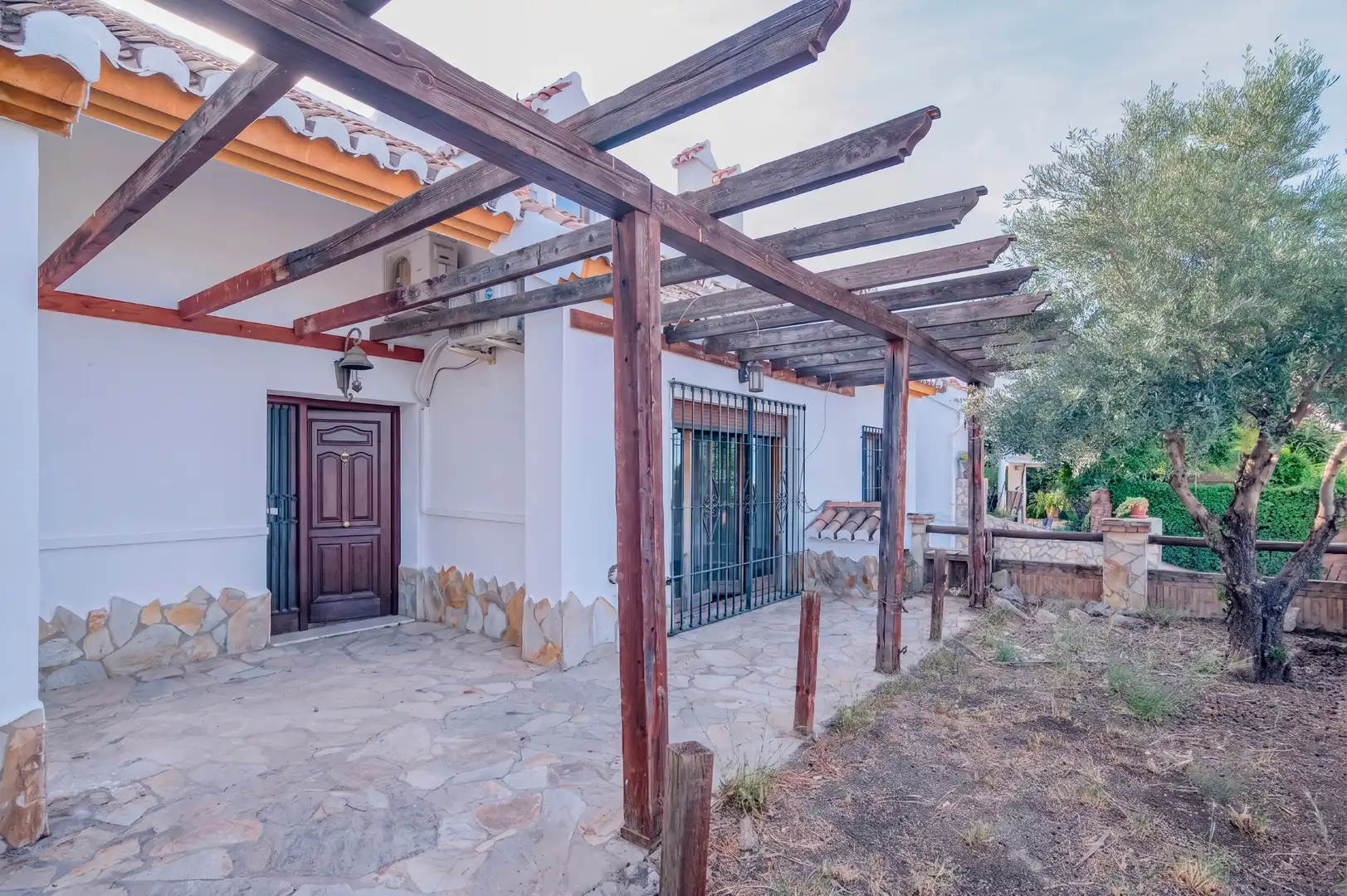 Vista exterior de Casa o xalet en venda en Las Gabias amb Jardí privat, Terrassa i Moblat