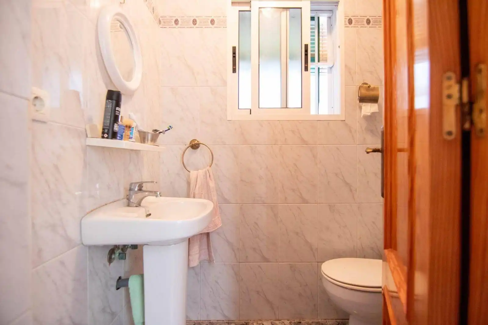 Badezimmer von Einfamilien-Reihenhaus zum Verkauf in Torrevieja mit Klimaanlage, Heizung und Terrasse
