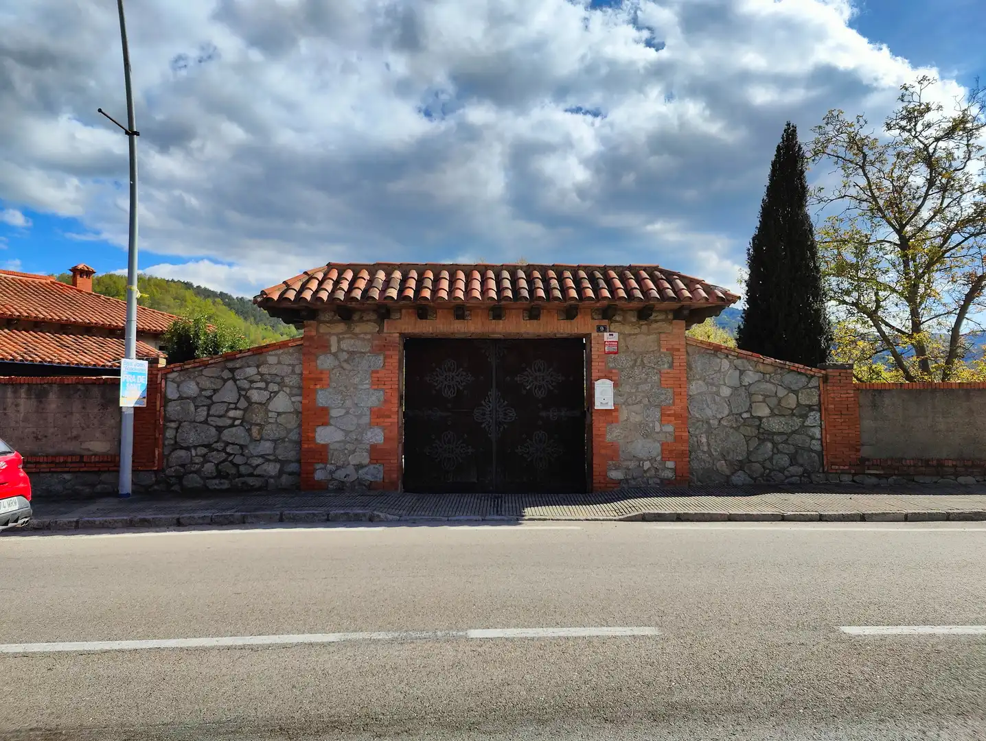 Vista exterior de Casa o xalet en venda en Sant Joan de les Abadesses amb Calefacció, Jardí privat i Terrassa