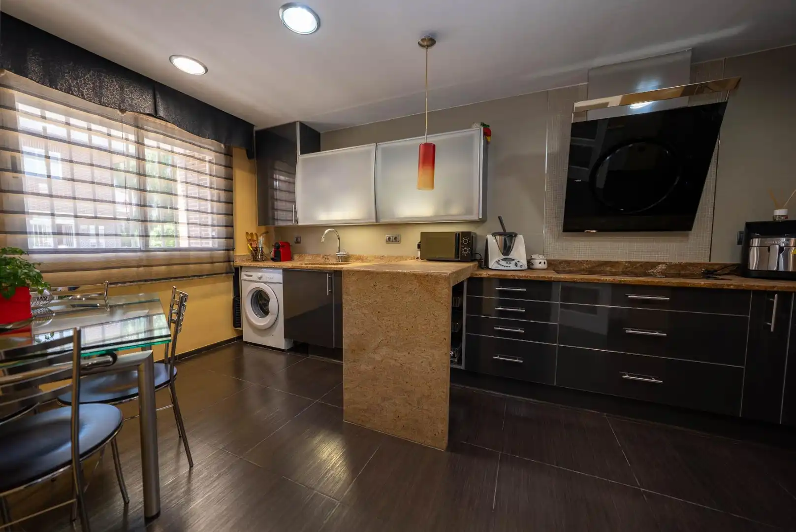 Cocina de Casa adosada en venta en Leganés con Aire acondicionado, Calefacción y Jardín privado
