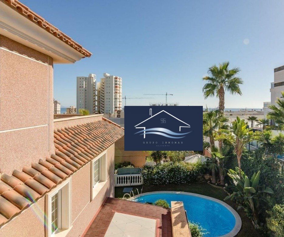 Vista exterior de Casa o xalet en venda en Alicante / Alacant amb Aire condicionat, Jardí privat i Parquet