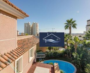Vista exterior de Casa o xalet en venda en Alicante / Alacant amb Aire condicionat, Terrassa i Piscina