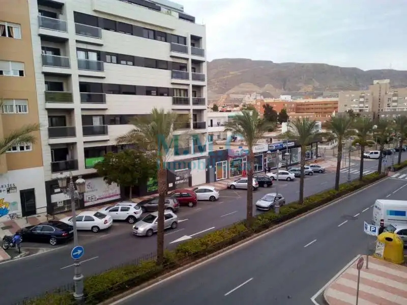 Vista exterior de Pis en venda en Roquetas de Mar amb Aire condicionat, Terrassa i Moblat