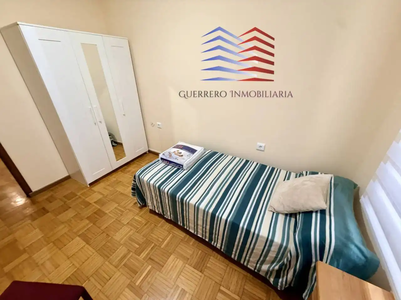 Habitación de Apartamento de alquiler en Ourense Capital  con Calefacción, Parquet y Amueblado