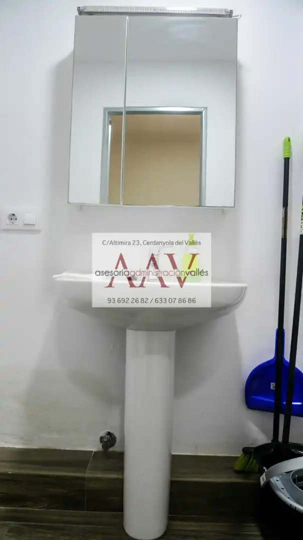 Bany de Local en venda en Cerdanyola del Vallès amb Aire condicionat, Calefacció i Moblat