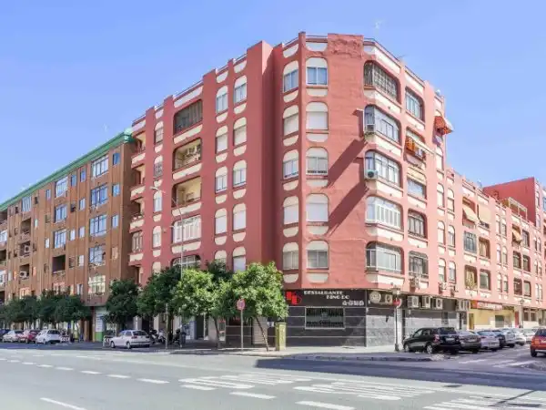 Vista exterior de Piso en venta en Sevilla con Terraza, Trastero y Amueblado