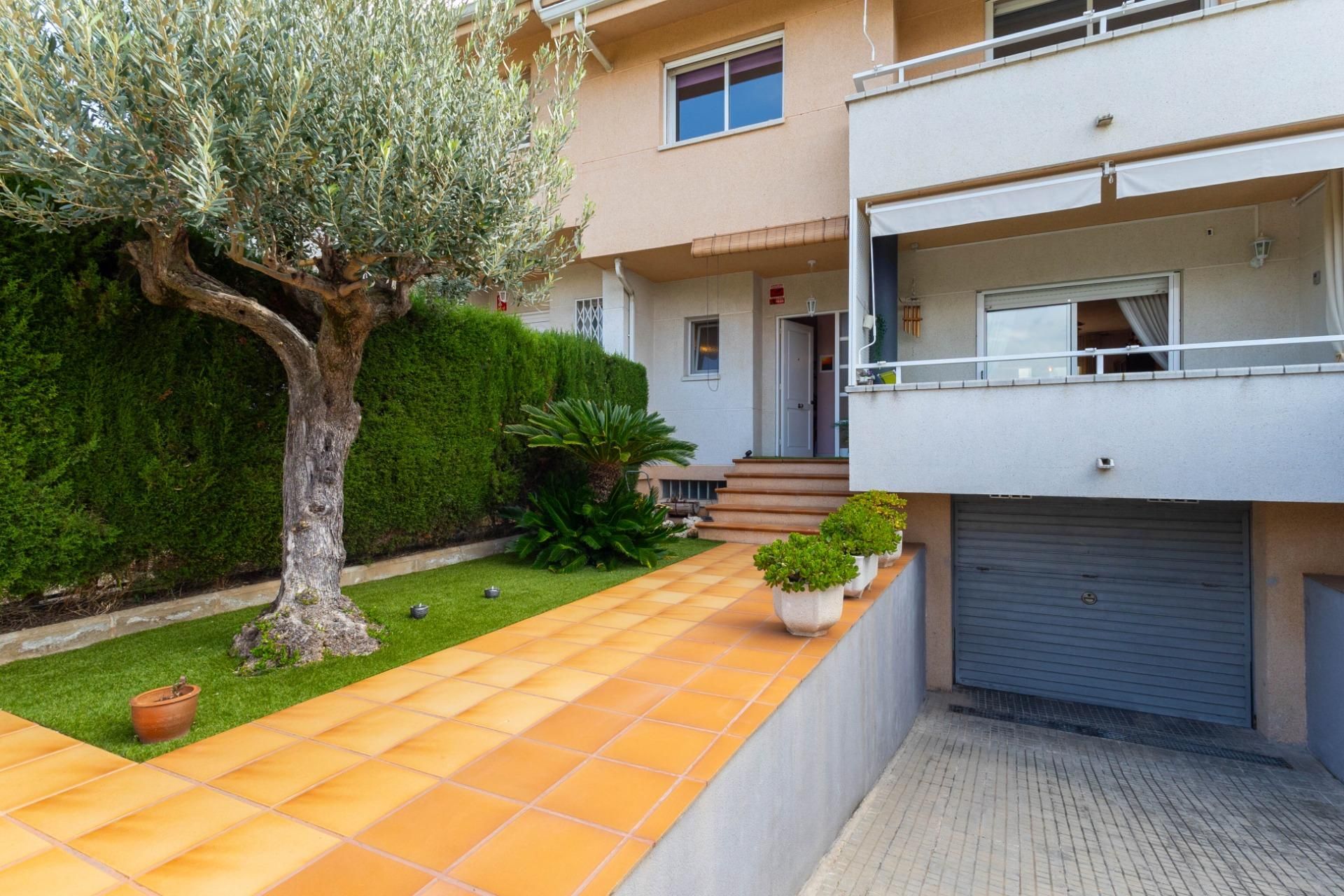 Außenansicht von Einfamilien-Reihenhaus zum verkauf in Olesa de Montserrat mit Klimaanlage, Heizung und Privatgarten